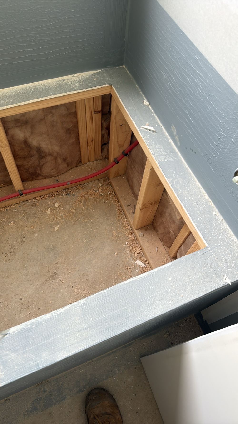 No water stop angle around the bath, leaving the membrane nowhere to finish, found during a fixing stage inspection in Clyde North